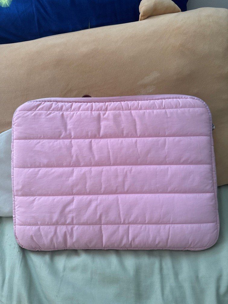 pink laptop sleeve 13” (Category: Laptop Bags & Sleeves) located in Singapore. Submitted by chrisxtie (Listing ID 1372332773, Image 2). Description: it’s v thick nd padded .