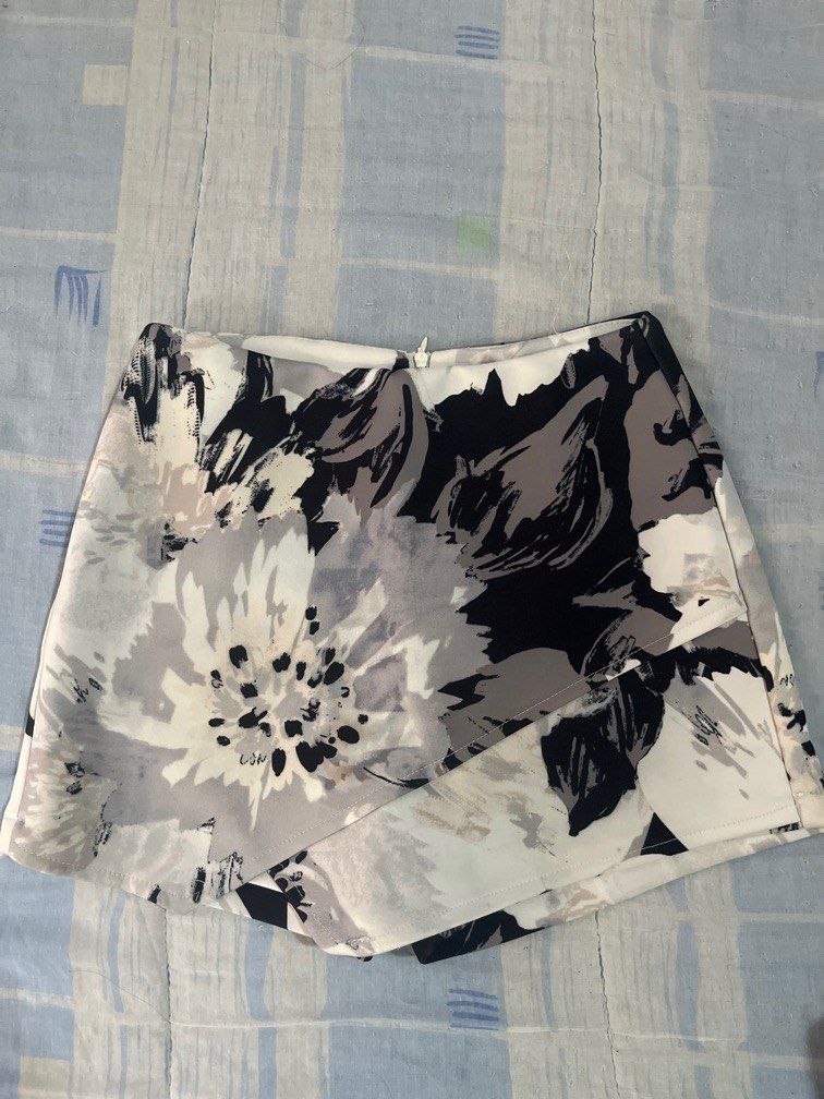 Printed skort (Category: Shorts) located in Paranaque City. Submitted by msgvill (Listing ID 1372310965, Image 1). Description: .