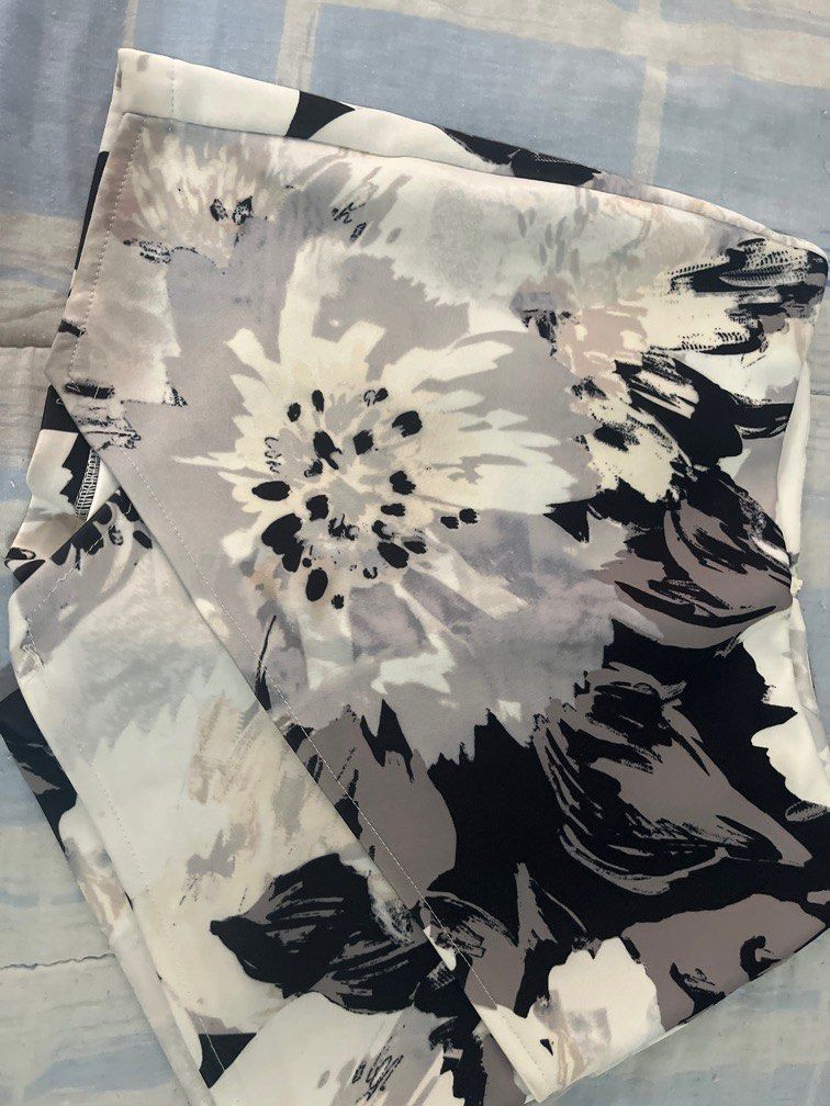 Printed skort (Category: Shorts) located in Paranaque City. Submitted by msgvill (Listing ID 1372310965, Image 2). Description: .