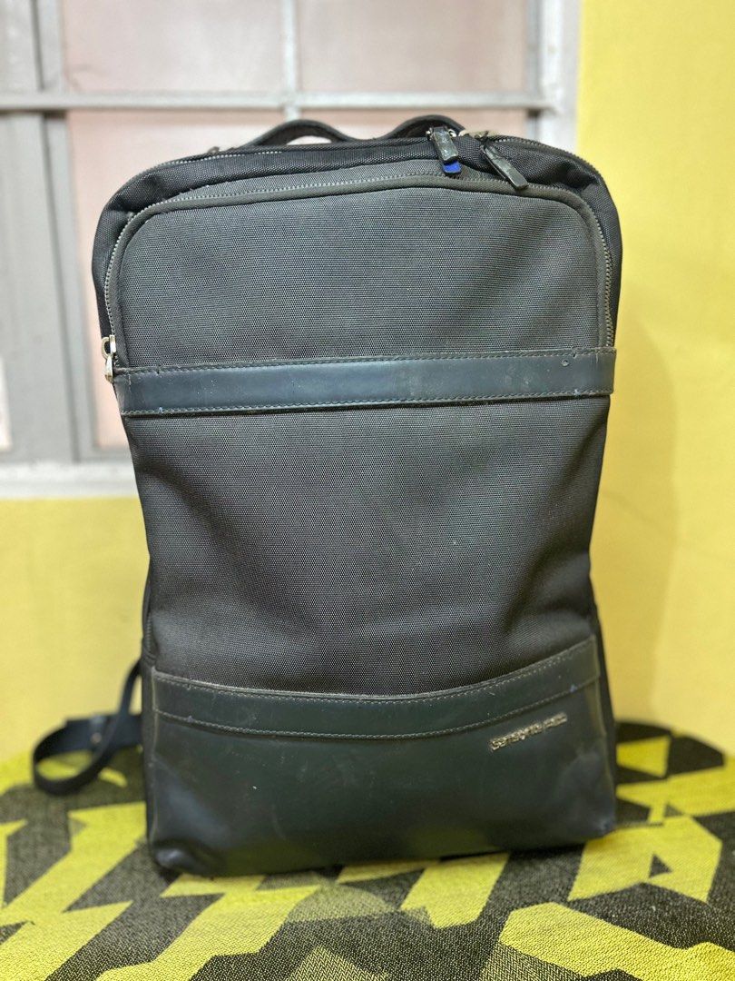 Samsonite Red Briu Backpack (Category: Backpacks) located in Dagupan City. Submitted by okayukay (Listing ID 1372427979, Image 1). Description: Samsonite Red Briu Backpack Issue: Leather Cracking Message for more info and pics.