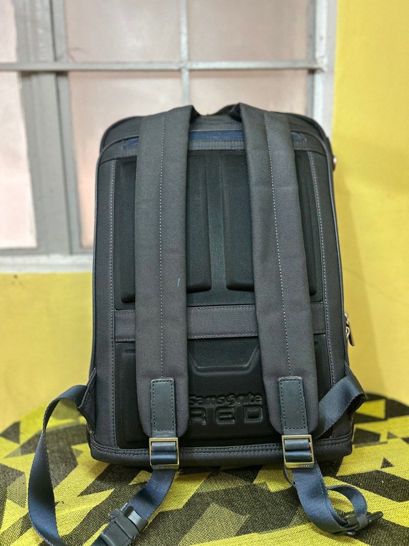 Samsonite Red Briu Backpack (Category: Backpacks) located in Dagupan City. Submitted by okayukay (Listing ID 1372427979, Image 3). Description: Samsonite Red Briu Backpack Issue: Leather Cracking Message for more info and pics.