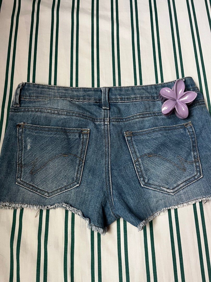 short shorts maong jeans (Category: Shorts) located in Paranaque City. Submitted by moonnini (Listing ID 1372329622, Image 3). Description: Decluttering size 26-27.