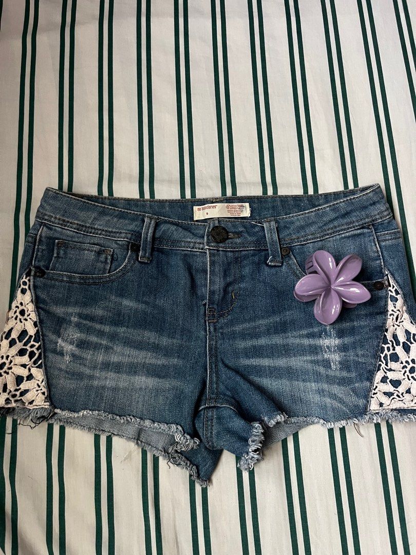 short shorts maong jeans (Category: Shorts) located in Paranaque City. Submitted by moonnini (Listing ID 1372329622, Image 1). Description: Decluttering size 26-27.