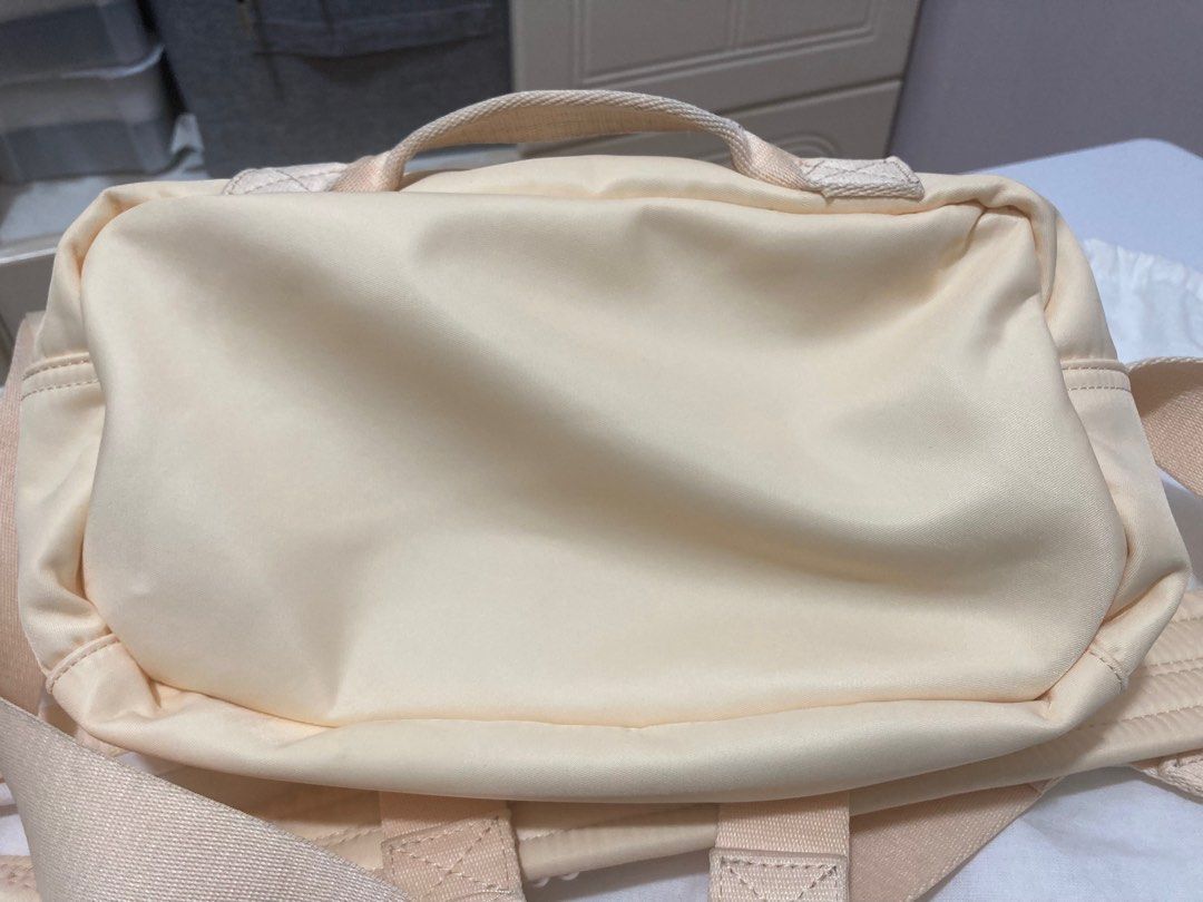 Simone Rocha （分類：手袋及銀包）位於 Hong Kong。 由 takebe 提交（商品編號 1372358711，圖片 2）。簡介： 只用了兩次，整體新淨，唯一明顯瑕疵見圖，兩點墨水筆痕跡 連原裝塵袋 。
