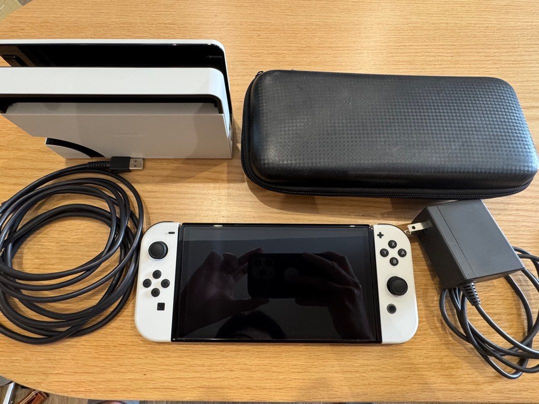 由 hank50111 (刊登 ID 1372284086，圖片 1) 提交，位於 台中市 (Taichung) 的 Switch oled 主機 只玩過一個遊戲 9.9新 (類別：Nintendo 任天堂)，說明：買來只玩過寶可夢 然後就收起來了 趕緊打包帶走。