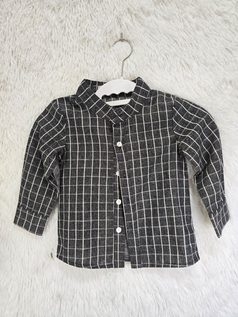 由 zero934437708 (刊登 ID 1372353960，圖片 1) 提交，位於 基隆市 (Keelung) 的 編號T82 童裝 格子襯衫 長T 長袖 T恤 T-shirt 襯衫 春秋款 適4-7歲 二手 已洗 (類別：嬰兒及兒童流行時尚)，說明：品名：格子襯衫/開襟襯衫【春秋款】 版型寬鬆舒適.面料親膚 衣服無彈性、百搭不退流行、簡單搭配就很好看 是衣櫃裡不可或缺的單品 衣服狀況佳 衣服尺碼都是平量公分.再請媽媽以寶貝的實際身材評估.適穿尺碼僅供媽咪參考 尺碼：童碼M號.適4-7歲 衣長：41公分 胸圍：60公分 袖長：【肩膀到袖長36公分】 肩寬：27公分 【高標請繞道。完美主義請繞道】 物價高漲的時代。選擇我。是一個很棒的選擇 二手商品難免有使用過的痕跡 便宜售出。慎選下單。售後不退。 能接受再下單 商品狀態如圖所示 現貨拍攝。無修圖。