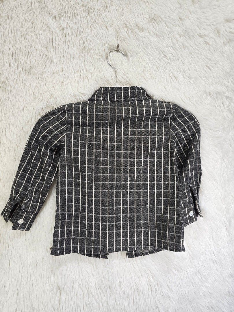 由 zero934437708 (刊登 ID 1372353960，圖片 3) 提交，位於 基隆市 (Keelung) 的 編號T82 童裝 格子襯衫 長T 長袖 T恤 T-shirt 襯衫 春秋款 適4-7歲 二手 已洗 (類別：嬰兒及兒童流行時尚)，說明：品名：格子襯衫/開襟襯衫【春秋款】 版型寬鬆舒適.面料親膚 衣服無彈性、百搭不退流行、簡單搭配就很好看 是衣櫃裡不可或缺的單品 衣服狀況佳 衣服尺碼都是平量公分.再請媽媽以寶貝的實際身材評估.適穿尺碼僅供媽咪參考 尺碼：童碼M號.適4-7歲 衣長：41公分 胸圍：60公分 袖長：【肩膀到袖長36公分】 肩寬：27公分 【高標請繞道。完美主義請繞道】 物價高漲的時代。選擇我。是一個很棒的選擇 二手商品難免有使用過的痕跡 便宜售出。慎選下單。售後不退。 能接受再下單 商品狀態如圖所示 現貨拍攝。無修圖。