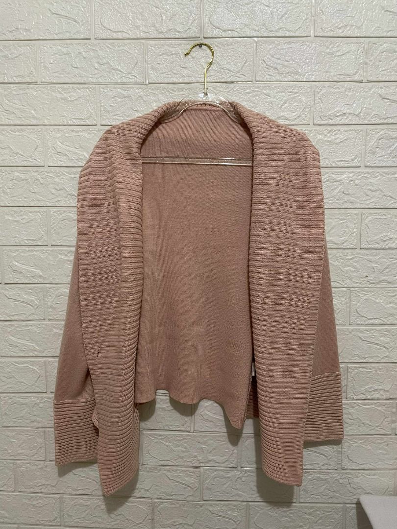 thick pink peach ribbed knitted cardigan (Category: Coats, Jackets and Outerwear) located in Manila. Submitted by linesight (Listing ID 1372368518, Image 2). Description: dm for onhand pic missing button, I can replace button for +10! What you see is what you get! Negotiable especially if taking multiple items, NO TO LOWBALLING.