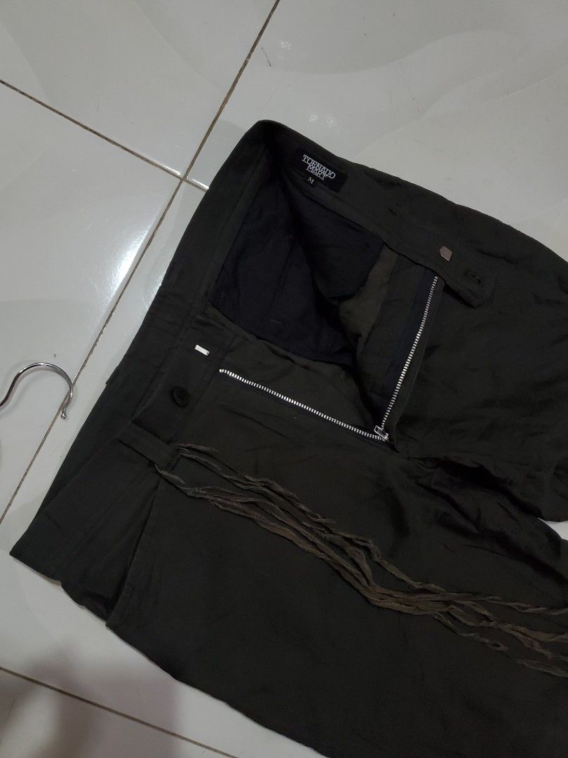 Tornado mart flared pants (Category: Trousers) located in Binalbagan. Submitted by Kristoffer_Arguelles (Listing ID 1372305395, Image 2). Description: good as new condition 9.9/10 color to be honest parang d sya nagamit med 32 waist length 38, hem 9.5 authentic.