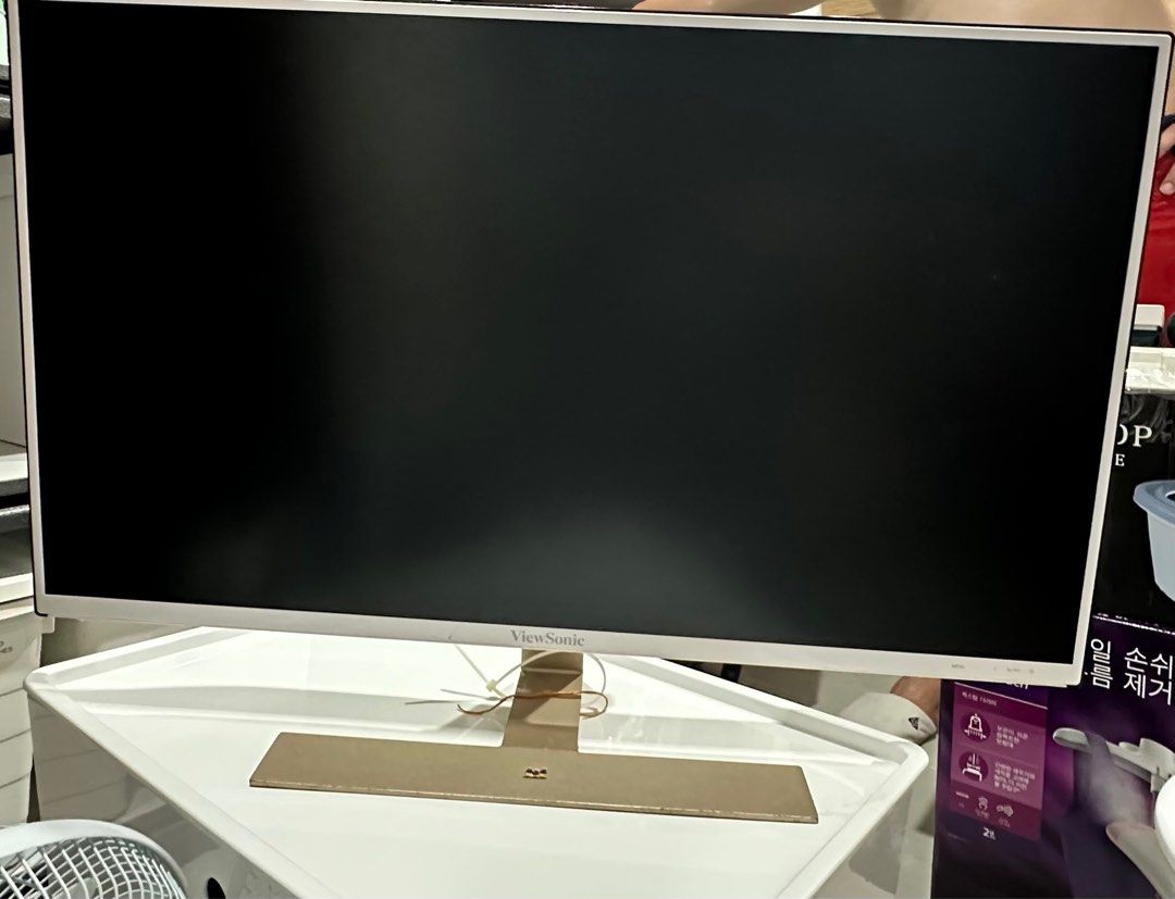 Viewsonic Computer Monitor (Category: Desktops) located in Manila. Submitted by luckydealshub (Listing ID 1372372652, Image 1). Description: .