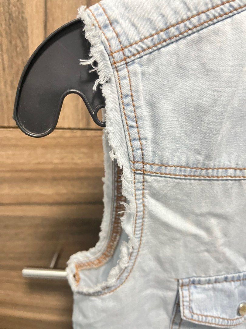 [ZARA] Sleeveless Denim Vest (Category: Sleeveless) located in Paranaque City. Submitted by calicoe (Listing ID 1372386898, Image 3). Description: 𓂃⋆.⟢ ♱ ⟢ .⋆𓂃 ♯┆ fs : sleeveless denim vest from zara basic ˶ᵔ ᵕ ᵔ˶ ! 📓 can fit S, no ww, preloved | dm for dimensions condition : 10/10 flaws : none — loc : moonwalk, parañaque city — mop : gcash only — mod : lalamove / jnt / lbc ⛓️‍💥⟢ shipping dates are every tues & fri-sun, but seller’s availabil