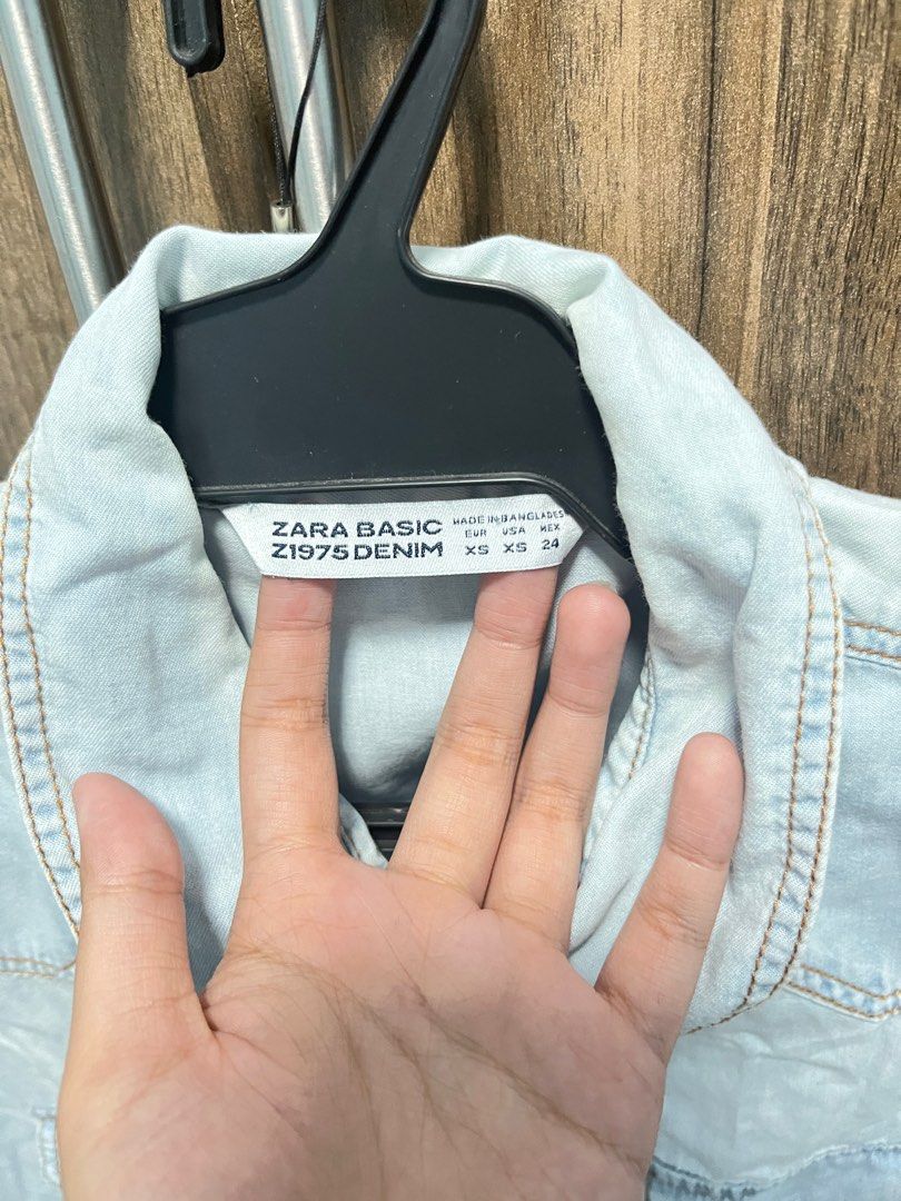 [ZARA] Sleeveless Denim Vest (Category: Sleeveless) located in Paranaque City. Submitted by calicoe (Listing ID 1372386898, Image 2). Description: 𓂃⋆.⟢ ♱ ⟢ .⋆𓂃 ♯┆ fs : sleeveless denim vest from zara basic ˶ᵔ ᵕ ᵔ˶ ! 📓 can fit S, no ww, preloved | dm for dimensions condition : 10/10 flaws : none — loc : moonwalk, parañaque city — mop : gcash only — mod : lalamove / jnt / lbc ⛓️‍💥⟢ shipping dates are every tues & fri-sun, but seller’s availabil