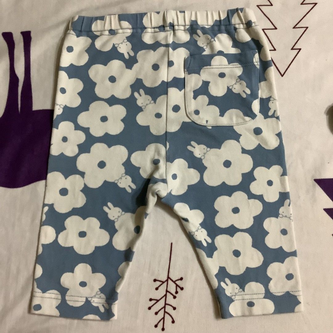 由 shiuanlovely (刊登 ID 1369247147，圖片 3) 提交，位於 高雄市 (Kaohsiung) 的 〔透01〕UNIQLO水藍米菲兔五分褲(80) (類別：嬰兒及兒童流行時尚)，說明：❤️ UNIQLO水藍米菲兔七分短褲(80) *夢時代購入，穿起來可愛。 *舒適柔軟，親膚微彈。。