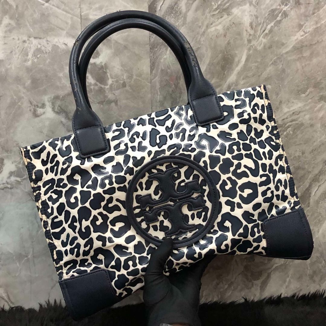 257004507 TORY BURCH BAG NYLON (Category: Luxury Bags & Wallets) located in Taguig. Submitted by ecoring.ph (Listing ID 1374029600, Image 1). Description: ◆CONDITION: BC ◆DESCRIPTIONS: (Other defects/info:) There is a noticeable stains and discoloration on the side and in other areas of the bag. The top handle of the bag is scratched, sticky, peeled off and scuffed. The bottom of the bag is detoriated, peeled off and the leather is sticky, cracke
