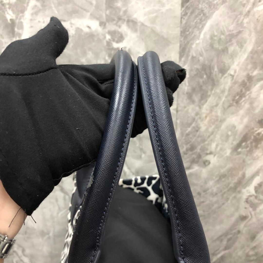 257004507 TORY BURCH BAG NYLON (Category: Luxury Bags & Wallets) located in Taguig. Submitted by ecoring.ph (Listing ID 1374029600, Image 3). Description: ◆CONDITION: BC ◆DESCRIPTIONS: (Other defects/info:) There is a noticeable stains and discoloration on the side and in other areas of the bag. The top handle of the bag is scratched, sticky, peeled off and scuffed. The bottom of the bag is detoriated, peeled off and the leather is sticky, cracke