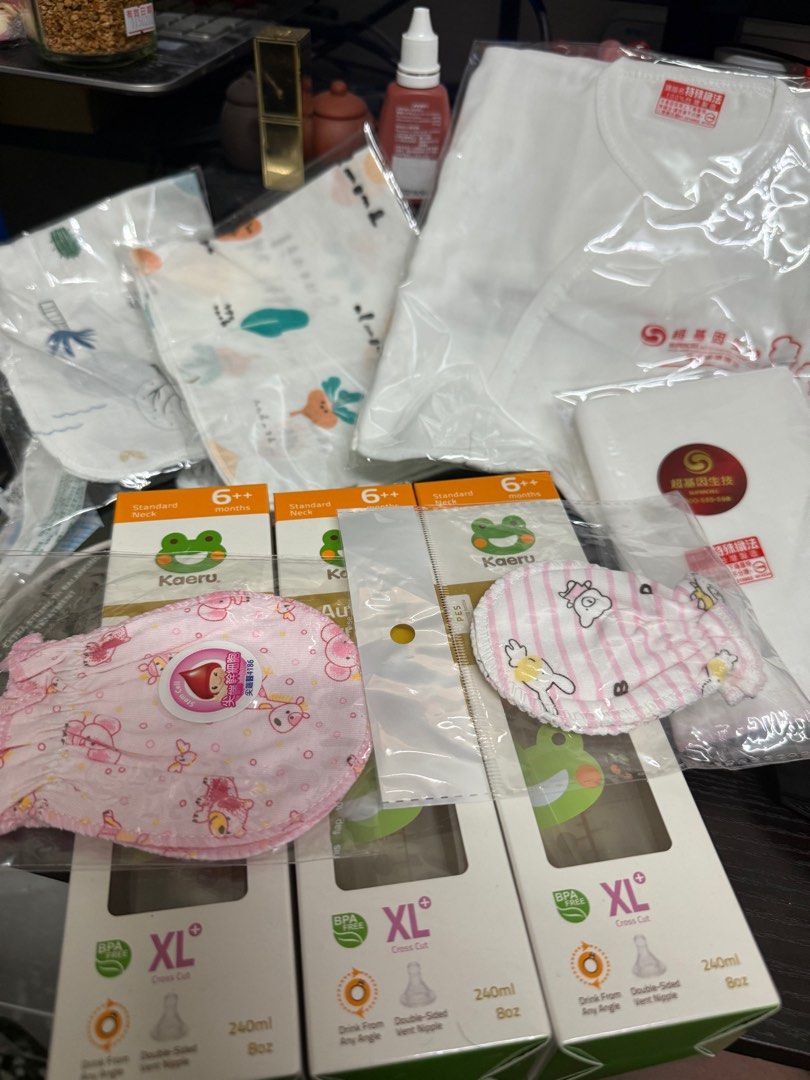 由 enxi9988 (刊登 ID 1374081775，圖片 1) 提交，位於 桃園市 (Taoyuan) 的 奶瓶 紗布衣 口水巾 (類別：孕婦用品)，說明：給真正有需要的媽咪。贈送❤️。
