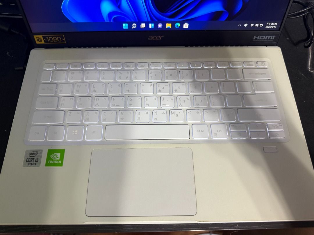 由 hairball (刊登 ID 1374017057，圖片 3) 提交，位於 新北市 (New Taipei) 的 ACER SF514-54GT 8G/512 Pcie SSD/MX350獨顯/WINDOWS 11 HOME/全機包膜 (類別：桌上電腦或筆記型電腦)，說明：型號：SF514-54GT 白 CPU : Intel® Core™ i5-1035G1 顯示晶片: NVIDIA MX350(獨顯) 內建記憶體 : 8G DDR4 Onboard 硬碟 : 512G SSD 重量：990g (不到一公斤) 網路攝影機 LCD尺寸 : 14吋觸控 IPS (LED) FHD 1920X1080 作業系統 : Windows 11 Home 輸入輸出介面(I/O): ．2x USB ．1x USB3.1 Type C (支援TypeC充電) ．1x HDMI 指紋辨識解鎖 配件 : 電源變壓器、有線滑鼠 狀況: 二手,無摔機,使用正常 全機包膜膜撕掉跟新的一樣(A殼~螢幕~C殼全