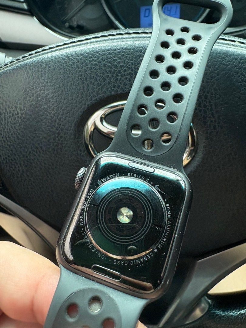 Apple watch S5 40mm (Category: Women's Watches) located in Manila. Submitted by megsty (Listing ID 1374003802, Image 3). Description: Apple watch series 5 40mm nike With original charger No issue No dents Pwede sa maarte 83% BH .