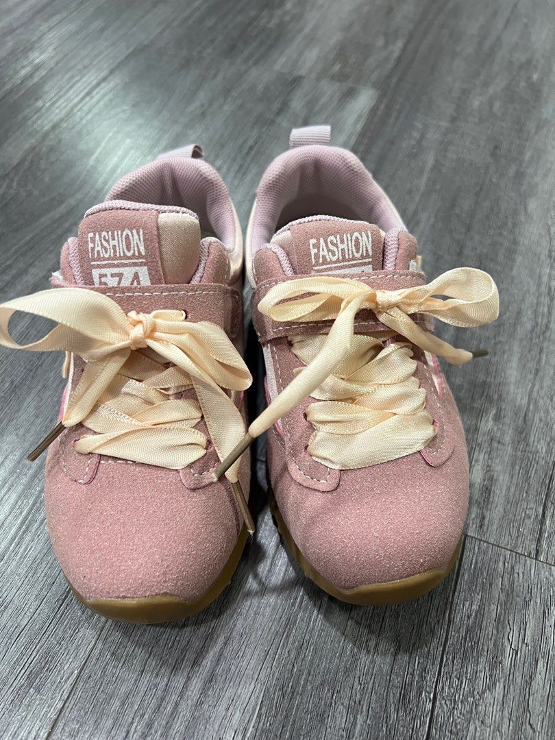 Baby Girl Shoes (Category: Babies & Kids Fashion) located in Singapore. Submitted by oliviayeecw7272 (Listing ID 1374075998, Image 1). Description: for foot size 15cm -15.5cm new. Reason for sale:Not my girl size .