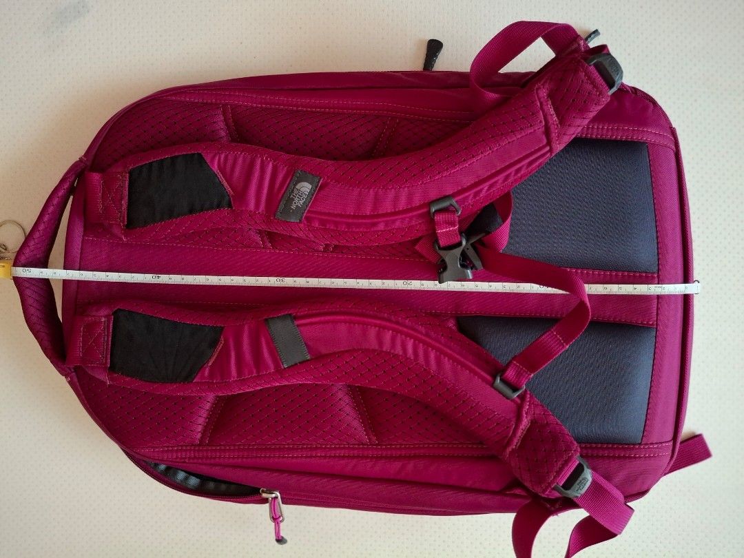 Backpack （分類：手袋及銀包）位於 Hong Kong。 由 doriskwok38.54931 提交（商品編號 1374052437，圖片 3）。簡介： 底層背墊較堅挺，可承托手提電腦，上層有頗多分隔 及暗隔可放文具等，布料頗新淨，唯外面塑膠扣破爛（見紅圈）。。