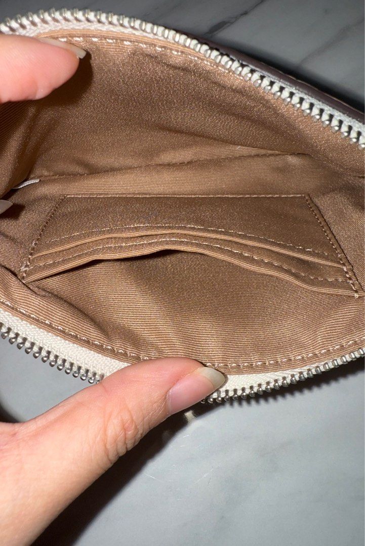 Coach Wristlet (Category: Bags & Wallets) located in Singapore. Submitted by snacking2407 (Listing ID 1374058958, Image 2). Description: 100% AUTHENTIC (comes in coach box & bag) rtp: $170 CAD (≈$160 SGD),, bought it on a mini sale @ $164.59 CAD (≈$155 SGD) negotiable rfs: initially wanted to give this to my grandmother, but the design didn’t suit her 😅.