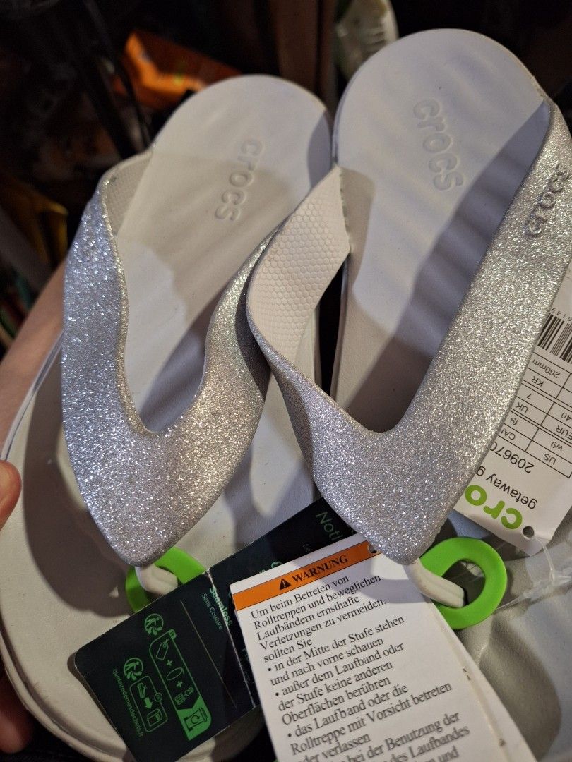 Crocs getaway flip women (Category: Slippers and slides) located in Manila. Submitted by corajon (Listing ID 1374106797, Image 2). Description: For Sale crocs getaway flip women too big for me po padala galing US shipping shoulder ni buyer salamat po..