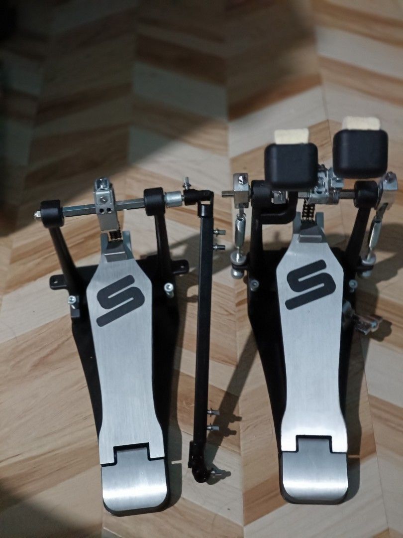 Double Bass Drum Pedal (Category: Musical Instruments) located in Makati City. Submitted by kulit.kulit (Listing ID 1373969904, Image 1). Description: Model: Sound Percussion Lab Smooth-playing, double-chain design Stabilizer plates on both main and slave pedals Fully adjustable cams on both pedals Side-spring adjustable tension Heavy-duty toe clamp For sale only.