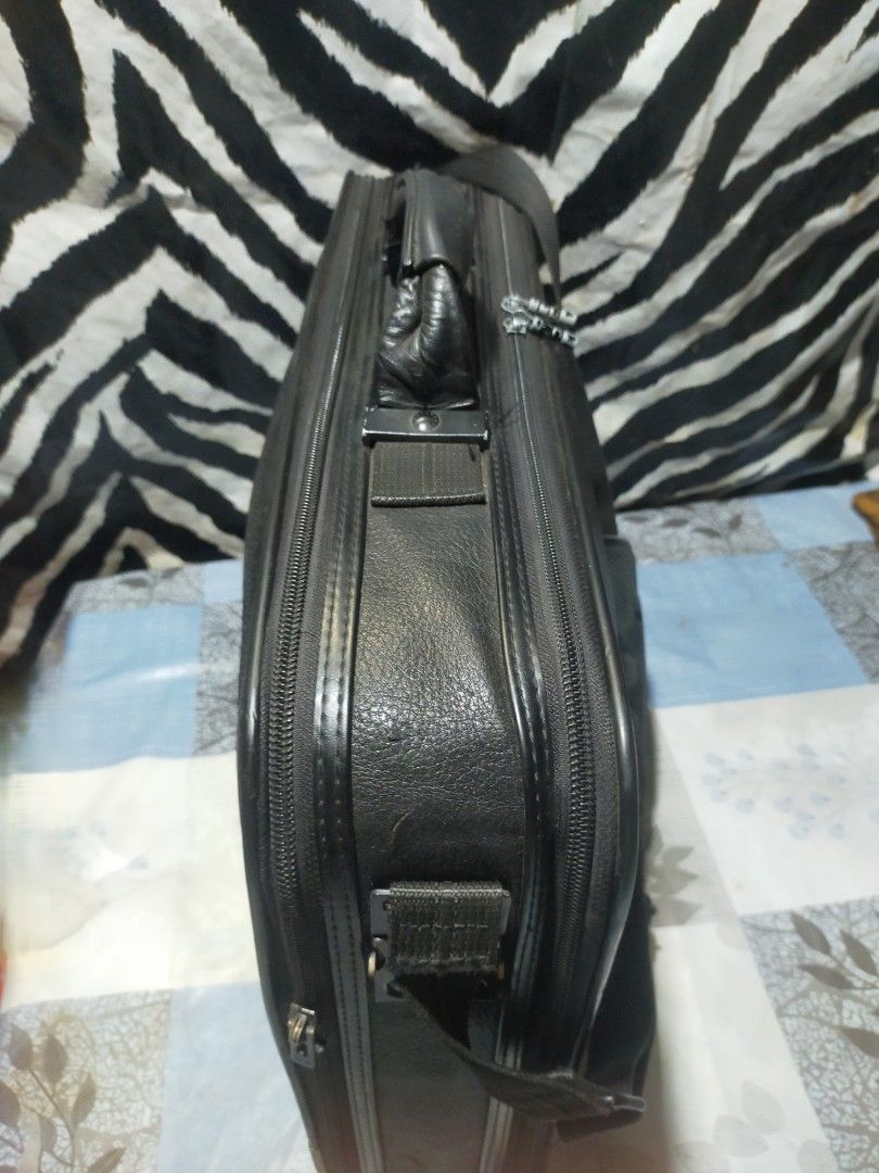 Exact business bag (Category: Laptop Bags & Sleeves) located in Pasay City. Submitted by 22aileen (Listing ID 1374132691, Image 2). Description: .