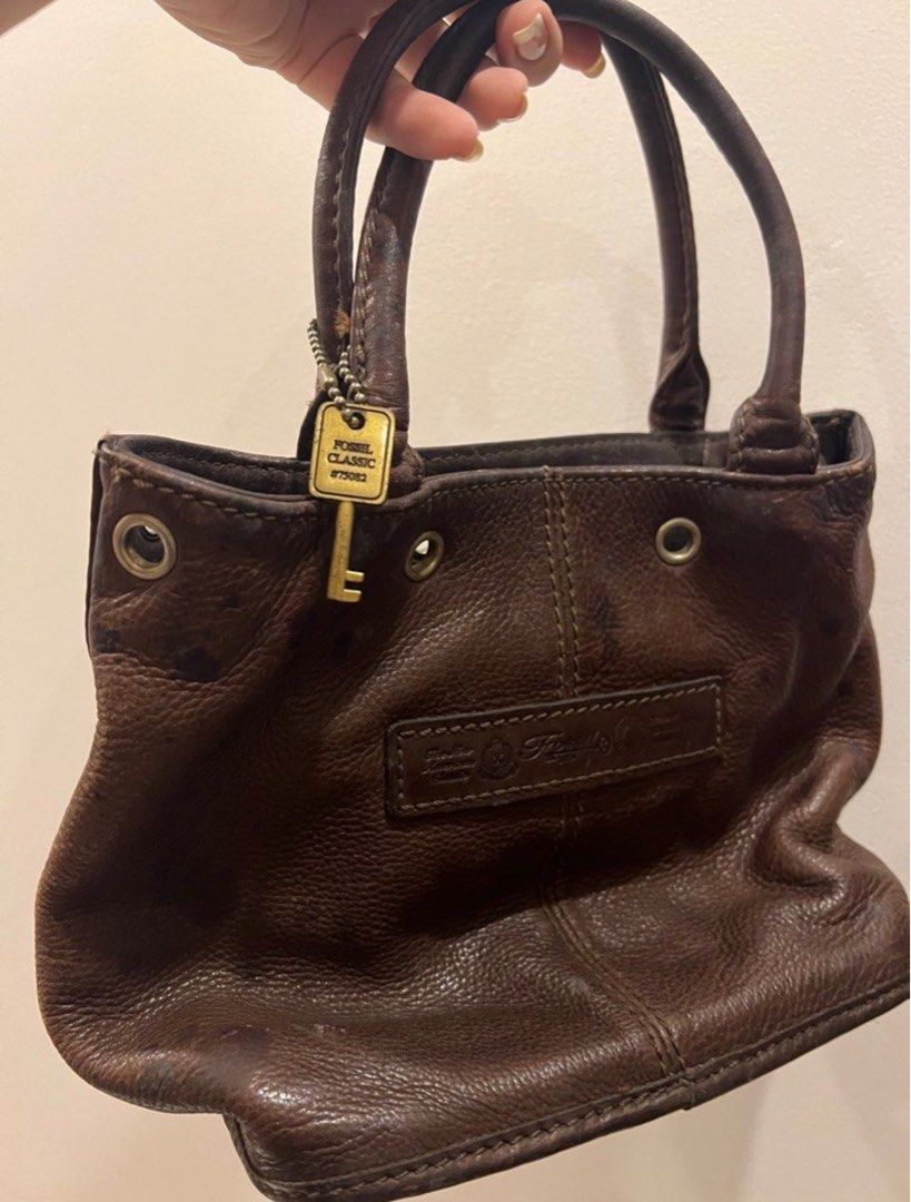 Fossil Classic Vintage Bag (Category: Luxury Bags & Wallets) located in Antipolo. Submitted by nmstan (Listing ID 1374097868, Image 1). Description: RFS: Nakatambak lang, not being used MOP: GCash MOD: Gogoxpress, lalamove, grab LOC: Antipolo/Taytay Other details: - well-used, but original - negotiable .