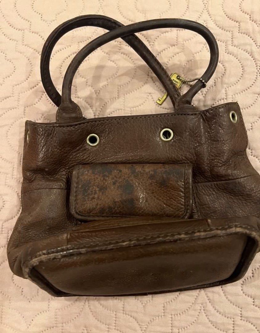 Fossil Classic Vintage Bag (Category: Luxury Bags & Wallets) located in Antipolo. Submitted by nmstan (Listing ID 1374097868, Image 3). Description: RFS: Nakatambak lang, not being used MOP: GCash MOD: Gogoxpress, lalamove, grab LOC: Antipolo/Taytay Other details: - well-used, but original - negotiable .