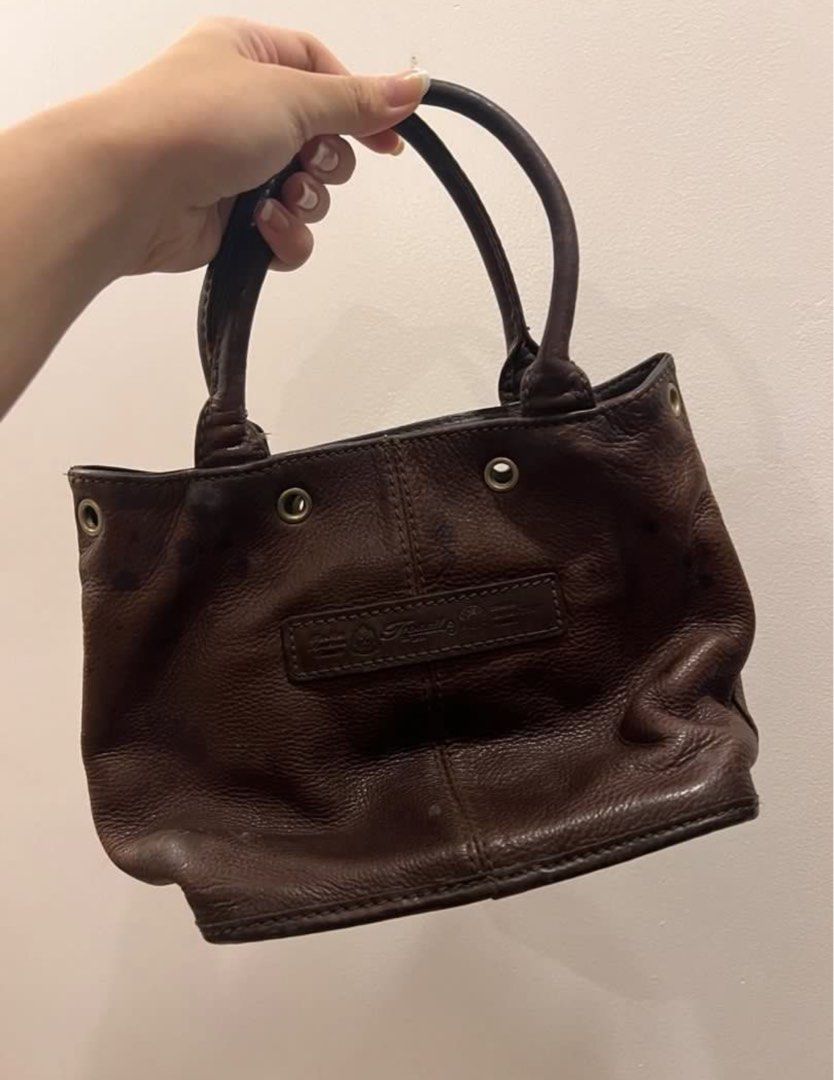 Fossil Classic Vintage Bag (Category: Luxury Bags & Wallets) located in Antipolo. Submitted by nmstan (Listing ID 1374097868, Image 2). Description: RFS: Nakatambak lang, not being used MOP: GCash MOD: Gogoxpress, lalamove, grab LOC: Antipolo/Taytay Other details: - well-used, but original - negotiable .