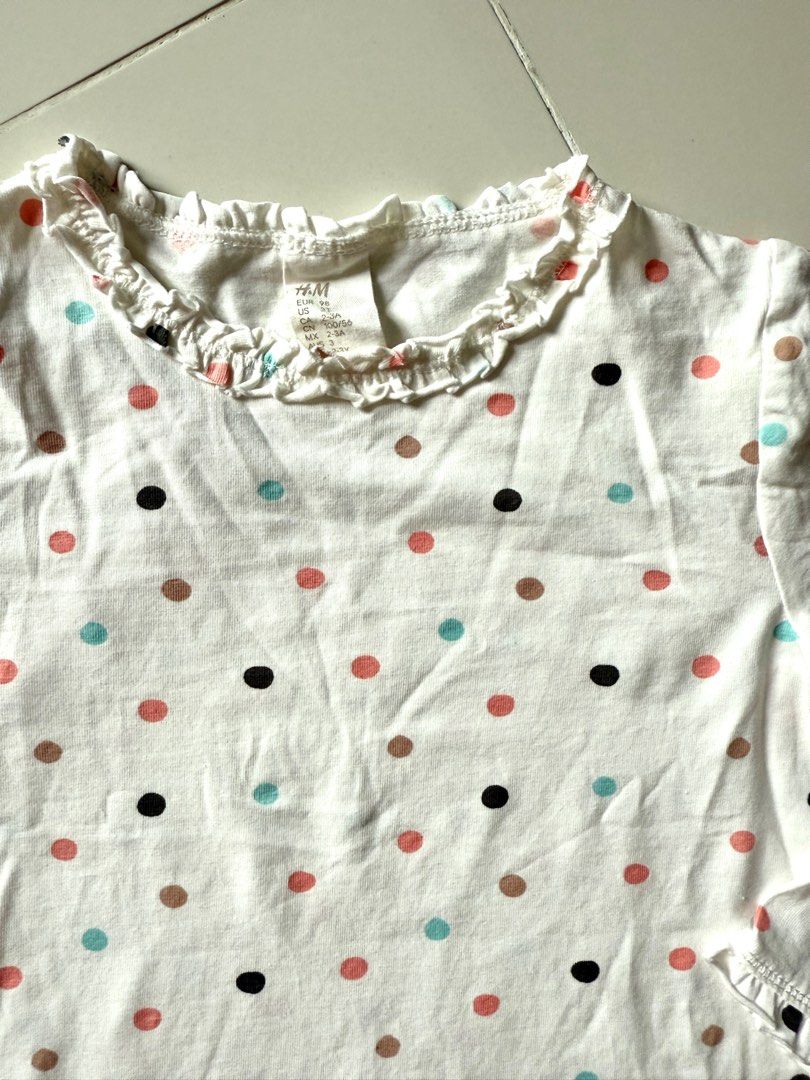 H&M girl kid child long shirt (Category: Babies & Kids Fashion) located in Singapore. Submitted by cfm1121 (Listing ID 1374034371, Image 3). Description: H&M girl kid child long shirt Never used Kid grown up so fast no fit Size EUR 98 / CA 2-3A / US 3T / CN 100 Each $4 both $8.