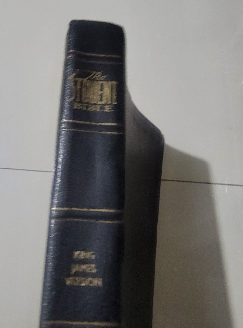 KJV STUDENT'S BIBLE (Category: Religion Books) located in Quezon City. Submitted by reluvit08 (Listing ID 1373993039, Image 2). Description: Black Bonded Leather Lightly Used With notes by Philip Yancey and Tim Stafford.