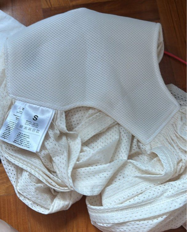 Konny Baby Carrier (Category: Carriers & Slings) located in Singapore. Submitted by flxwxr_ (Listing ID 1373986923, Image 1). Description: Bought from another seller which she used for 2-3 times. I used it once because baby does not like to be in it hence selling it back. Size S in cream. .
