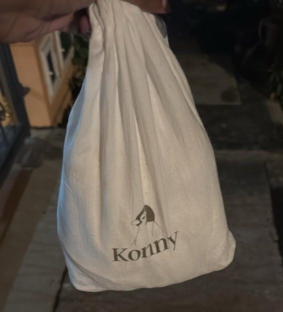 Konny Baby Carrier (Category: Carriers & Slings) located in Singapore. Submitted by flxwxr_ (Listing ID 1373986923, Image 2). Description: Bought from another seller which she used for 2-3 times. I used it once because baby does not like to be in it hence selling it back. Size S in cream. .