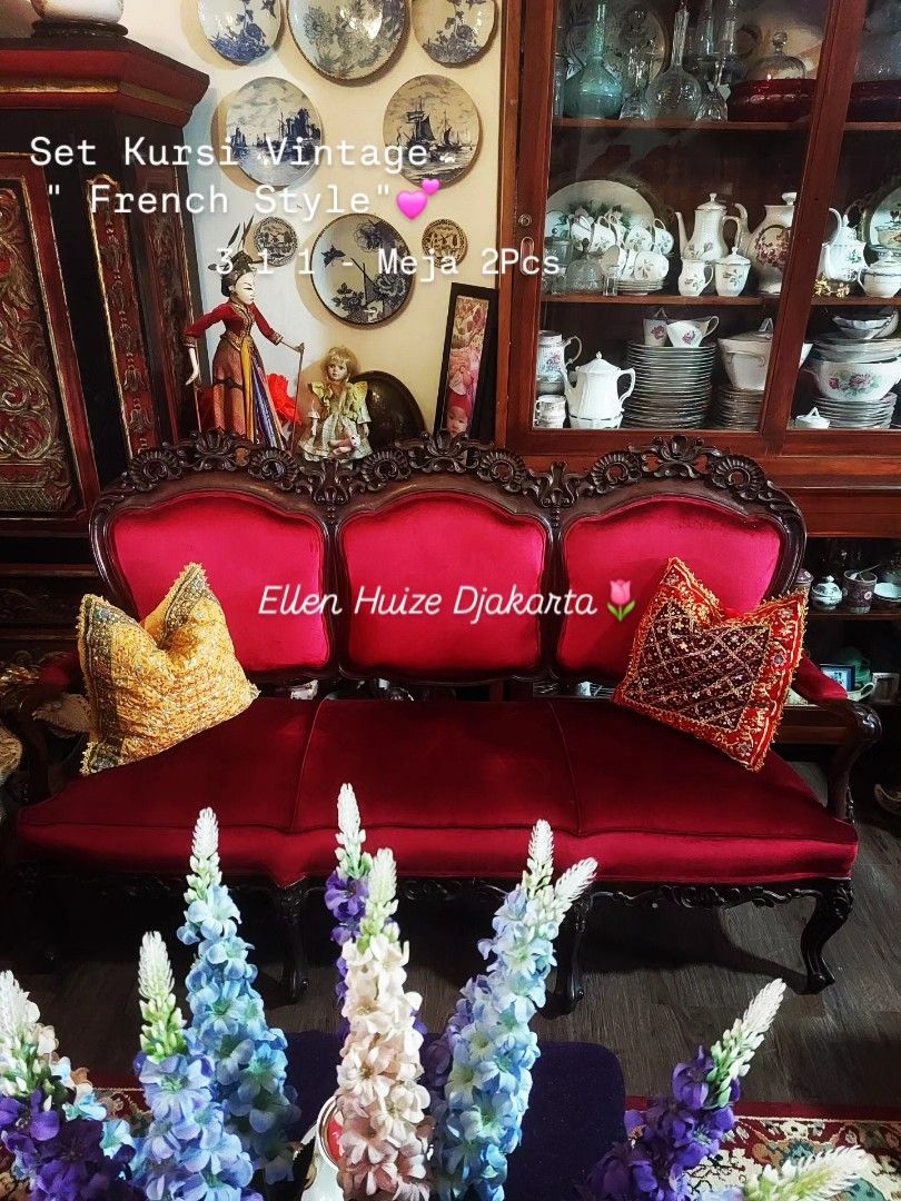 Kursi Vintage French style (Kategori: Furnitur Antik) berada di Jakarta Barat. Dikirim oleh cendrawasih43 (ID iklan 1374102732, Gambar 1). Deskripsi: . Preety Set kursi Vintage Velvet French Style . Kursi model Perancis Jadul 💕 3 1 1 +2 meja meja panjang dan meja Lampu.