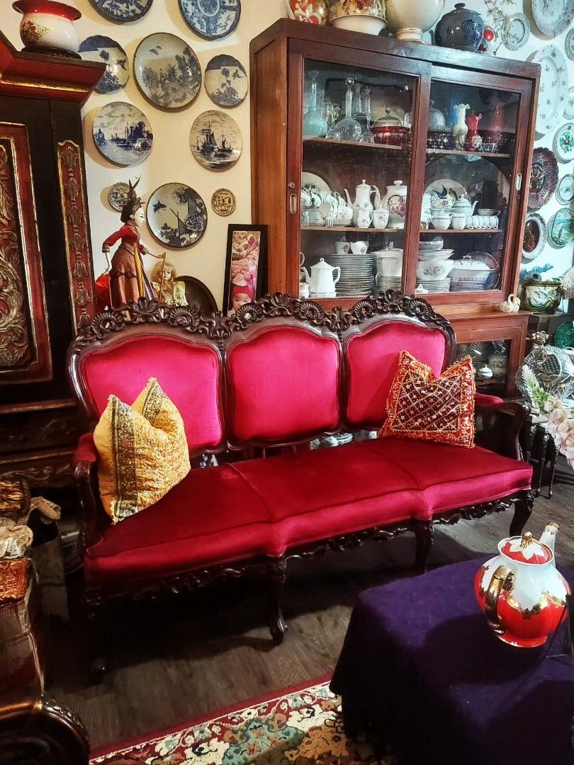 Kursi Vintage French style (Kategori: Furnitur Antik) berada di Jakarta Barat. Dikirim oleh cendrawasih43 (ID iklan 1374102732, Gambar 3). Deskripsi: . Preety Set kursi Vintage Velvet French Style . Kursi model Perancis Jadul 💕 3 1 1 +2 meja meja panjang dan meja Lampu.