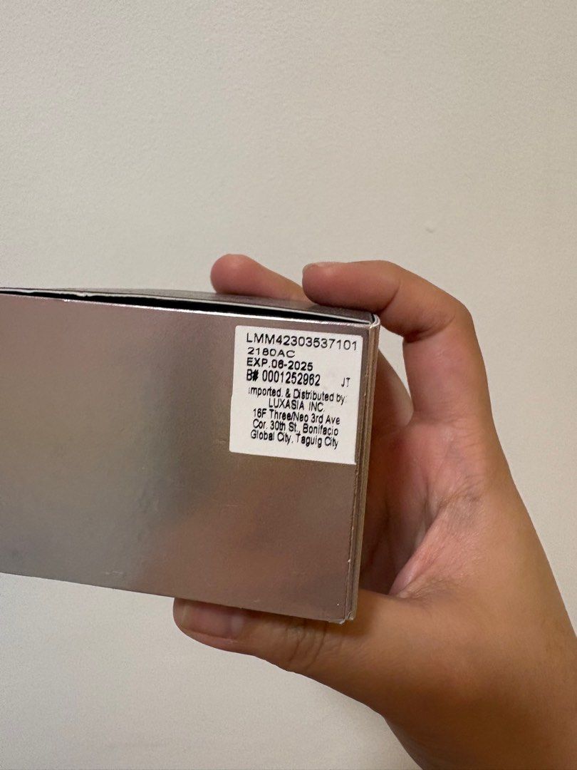 Laura Mercier Translucent Powder Light Catcher (Category: Makeup) located in Taguig. Submitted by cassiopeiasky (Listing ID 1374121064, Image 3). Description: .
