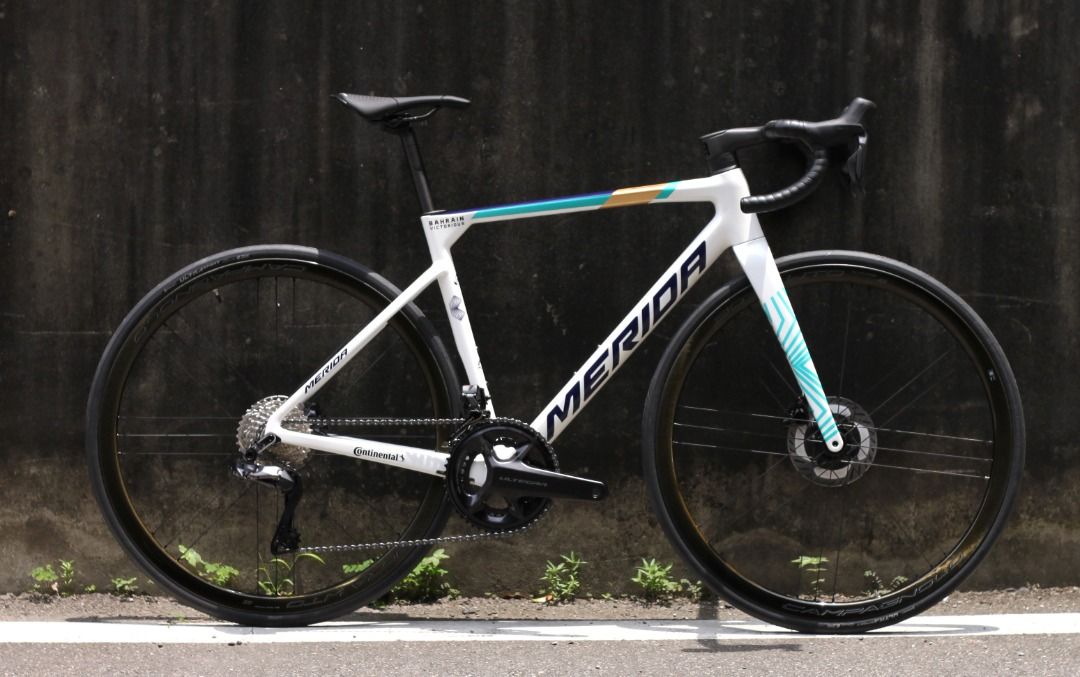 由 5226668bike (刊登 ID 1373972921，圖片 2) 提交，位於 台中市 (Taichung) 的 ~騎車趣~MERIDA SCULTURA 6000 輕量CF3碳纖維車體 車架組 (類別：單車)，說明：MERIDA SCULTURA 6000 輕量CF3碳纖維車體 卓越的舒適性、加速性與領先業界的爬坡能力 顏色 : 巴林車隊版 尺寸 : 3XS / XS / S / L (可選擇) 產品內容 : 車架 / 前叉 / 頭碗 **僅車架前叉組** **客製組裝請詢問**。