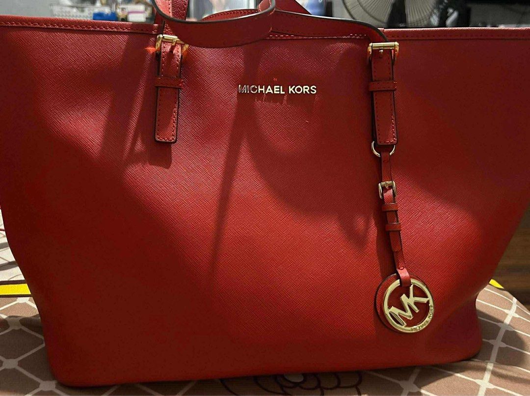 Michael Kors Tote Bag (Category: Luxury Bags & Wallets) located in Quezon City. Submitted by forthriftersph (Listing ID 1374031555, Image 2). Description: Authentic Michael Kors Tote Bag Color: Sangria 🍷 Preloved Bought in Abudhabi .