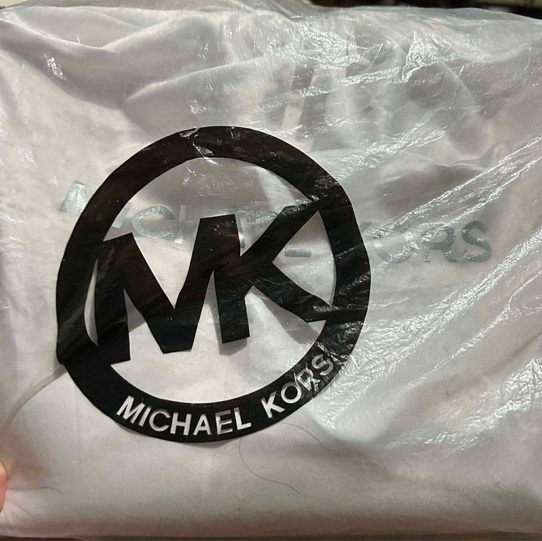 Michael Kors Tote Bag (Category: Luxury Bags & Wallets) located in Quezon City. Submitted by forthriftersph (Listing ID 1374031555, Image 3). Description: Authentic Michael Kors Tote Bag Color: Sangria 🍷 Preloved Bought in Abudhabi .