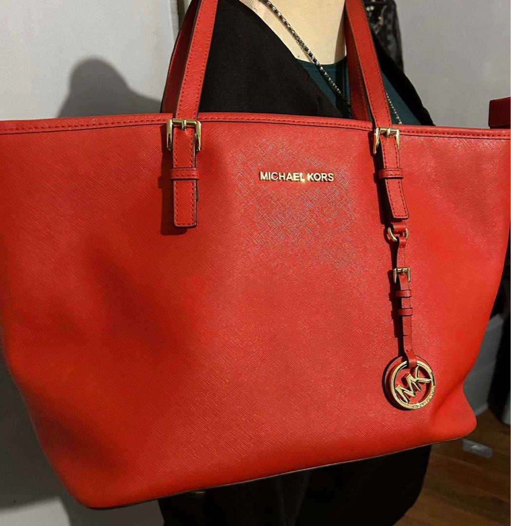 Michael Kors Tote Bag (Category: Luxury Bags & Wallets) located in Quezon City. Submitted by forthriftersph (Listing ID 1374031555, Image 1). Description: Authentic Michael Kors Tote Bag Color: Sangria 🍷 Preloved Bought in Abudhabi .