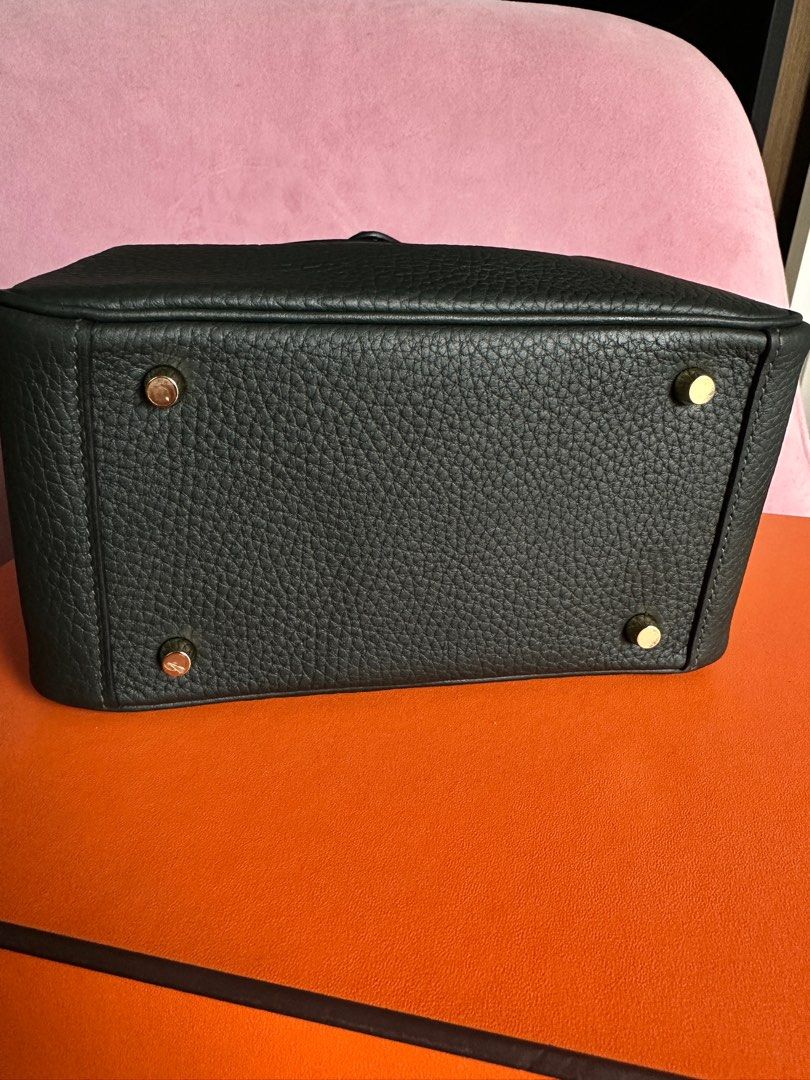 Mini Lindy II Vert Fonce (Category: Luxury Bags & Wallets) located in Manila. Submitted by lalizaaa (Listing ID 1374009601, Image 3). Description: 100% authentic Mini Lindy 2, vert fonce. When indoor it looks like noir/ black color Gold hardware W stamp Complete inclusion. For serious buyer only. RFS: Im a bit tall, find it a little bit shorter for me. .