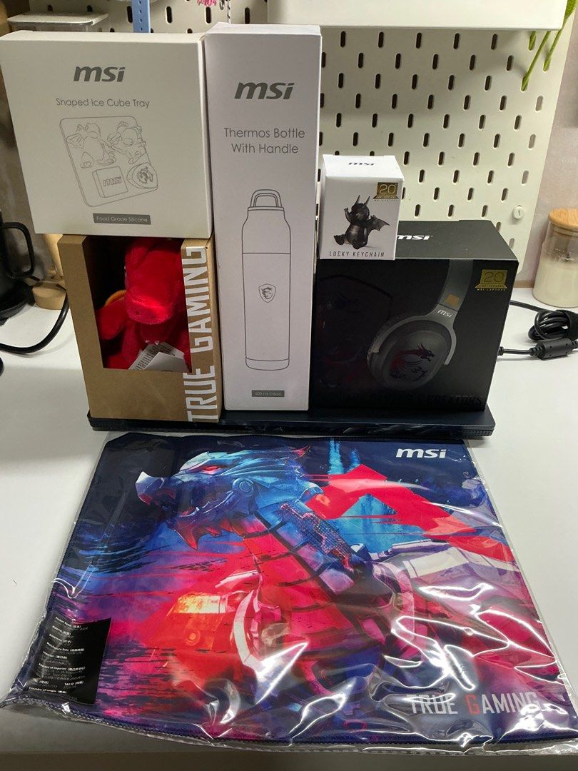 MSI gift bag (Category: Other Accessories) located in Singapore. Submitted by darylyoon (Listing ID 1374028819, Image 1). Description: Headphone $30 Thermal bottle $10 Mousepad $10 Ice tray $5 Everything including keychain, soft toy and drawstring bag for $40 .