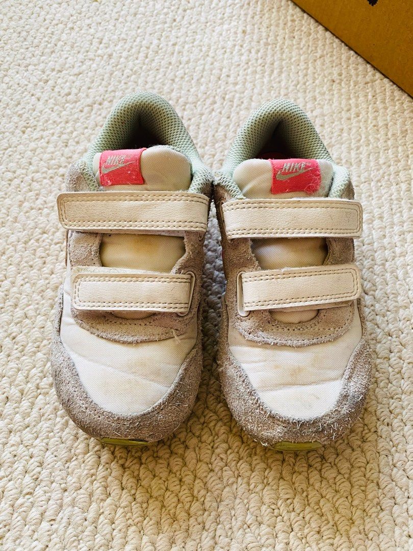 由 amy5841129251 (刊登 ID 1374029603，圖片 1) 提交，位於 台北市 (Taipei) 的 Nike女童二手鞋16尺寸 (類別：嬰兒及兒童流行時尚)，說明：正版的還可以再穿一陣子。