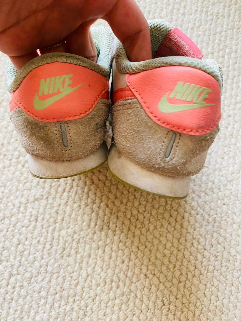 由 amy5841129251 (刊登 ID 1374029603，圖片 3) 提交，位於 台北市 (Taipei) 的 Nike女童二手鞋16尺寸 (類別：嬰兒及兒童流行時尚)，說明：正版的還可以再穿一陣子。