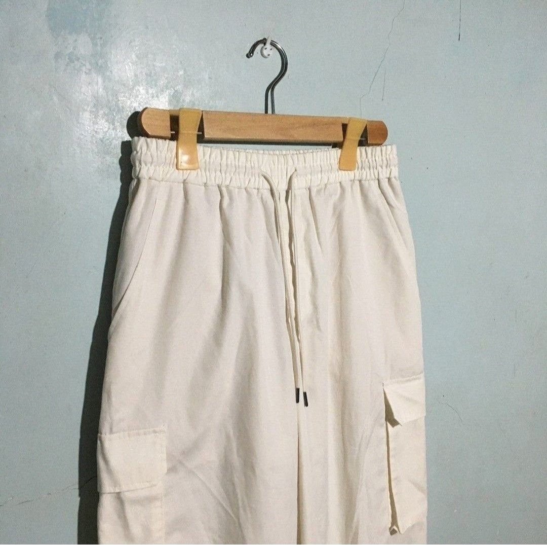 Parachute Pants (GU) (Category: Other Bottoms) located in Pasig City. Submitted by Quelle (Listing ID 1373967965, Image 2). Description: •Bought from another Carouseller but never worn outside •RFS: The style does not suit my body type :( •Medium Size (see tag in pictures), •Off-white/Cream color •Very good quality with no notable flaws •Pictures c/o previous seller.