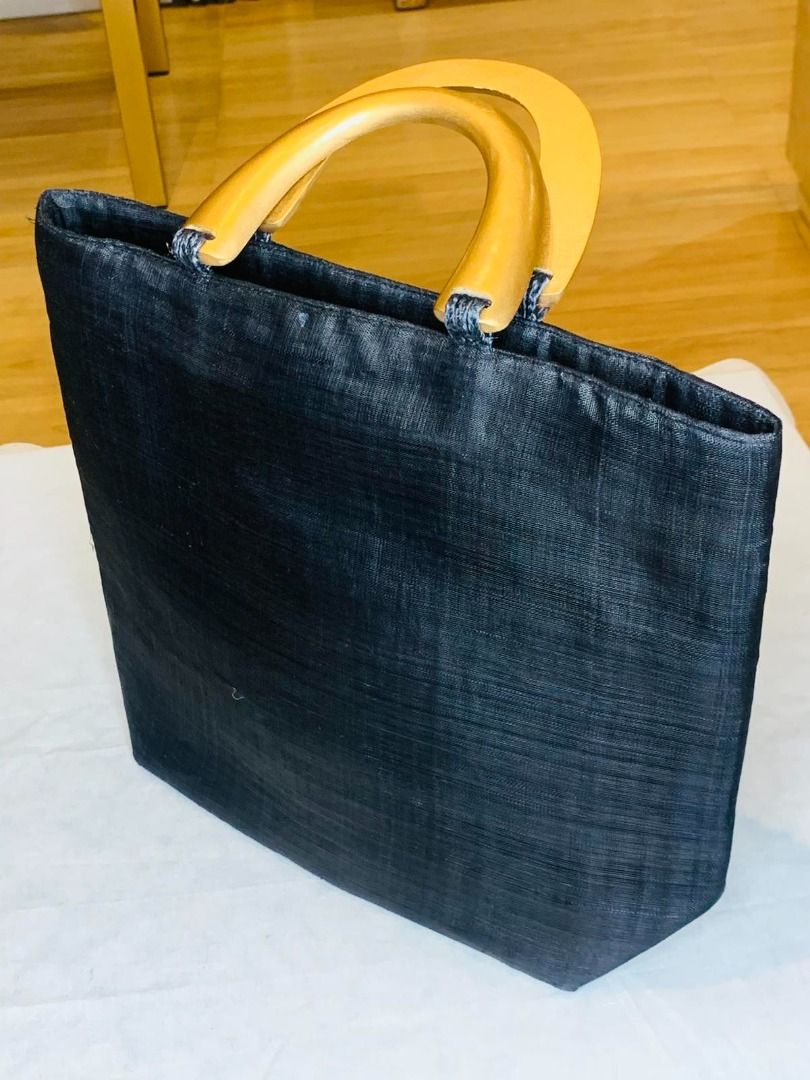 PRE-LOVED HAND BAG (Category: Tote Bags) located in Taguig. Submitted by timbermate-hmt (Listing ID 1374011597, Image 2). Description: PRE - LOVED Assorted Women's Bag Collection One - time use only • Handbags: These are general-purpose bags that can hold a variety of items, often with a top handle or strap for carrying. .