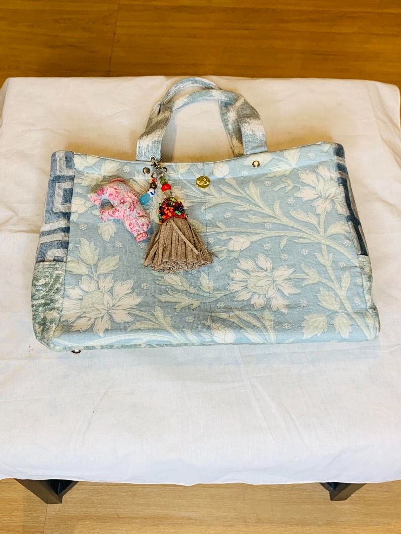 PRE-LOVED TRAVEL BAGS (Category: Beach Bags) located in Taguig. Submitted by timbermate-hmt (Listing ID 1374010281, Image 3). Description: PRE - LOVED Assorted Women's Bag Collection One - time use only Tote Bags: Large, open-topped bags often used for everyday carrying of books, groceries, or other items. .