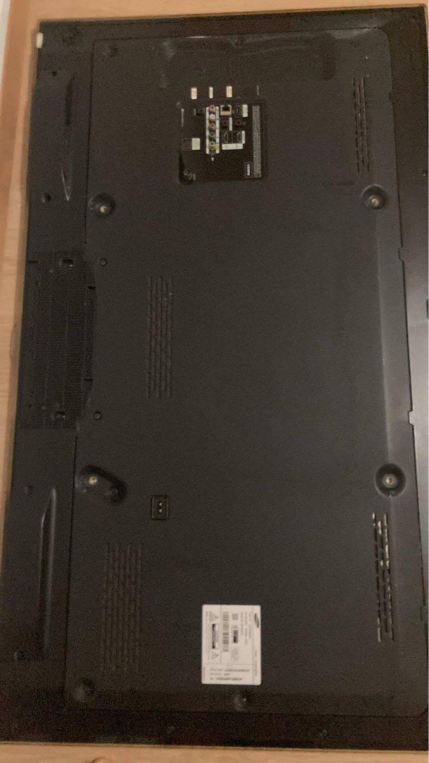 SAMSUNG UA46ES200M (Category: Other Audio Equipment) located in Singapore. Submitted by baxandal30 (Listing ID 1373955985, Image 2). Description: SAMSUNG 46” LED WALL MOUNT.